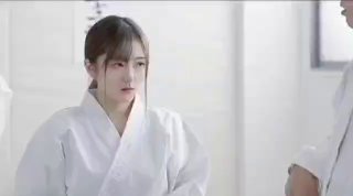 闪亮三姐妹全程露脸一起干大哥，年轻貌美无毛逼性感纹身娇嫩的小奶子，轮番上位激情草大哥，浪叫呻吟不止